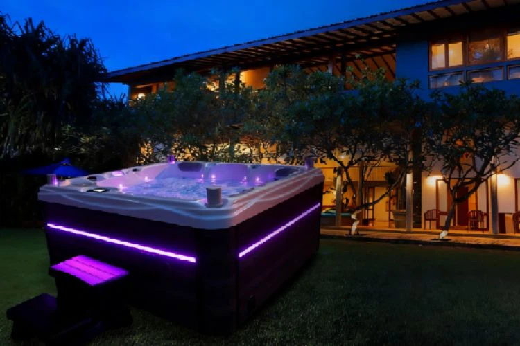 Outdoor Luxury 8-Person Hot Tub Outdoor Luxury 8-Person Hot Tub